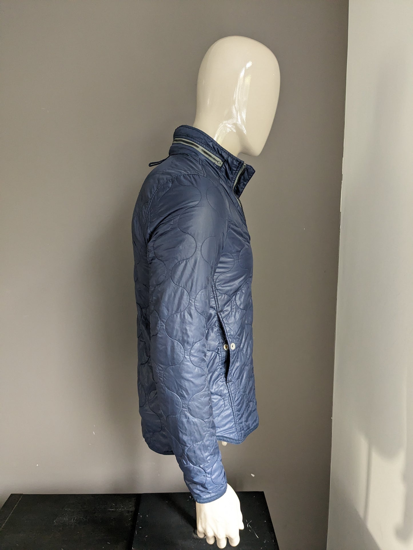G-Star Raw licht gewicht gewatteerde jas met verborgen capuchon. Donker Blauw gekleurd. Maat S.