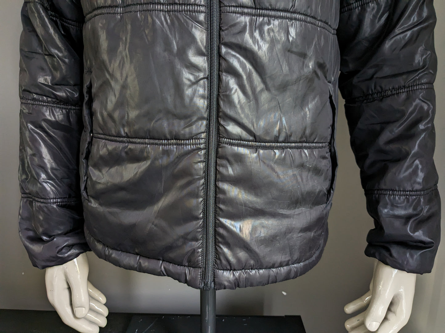 Le Coq Sportif matelassé veste d'hiver avec hotte de département. Couleur gris noir. Taille M.