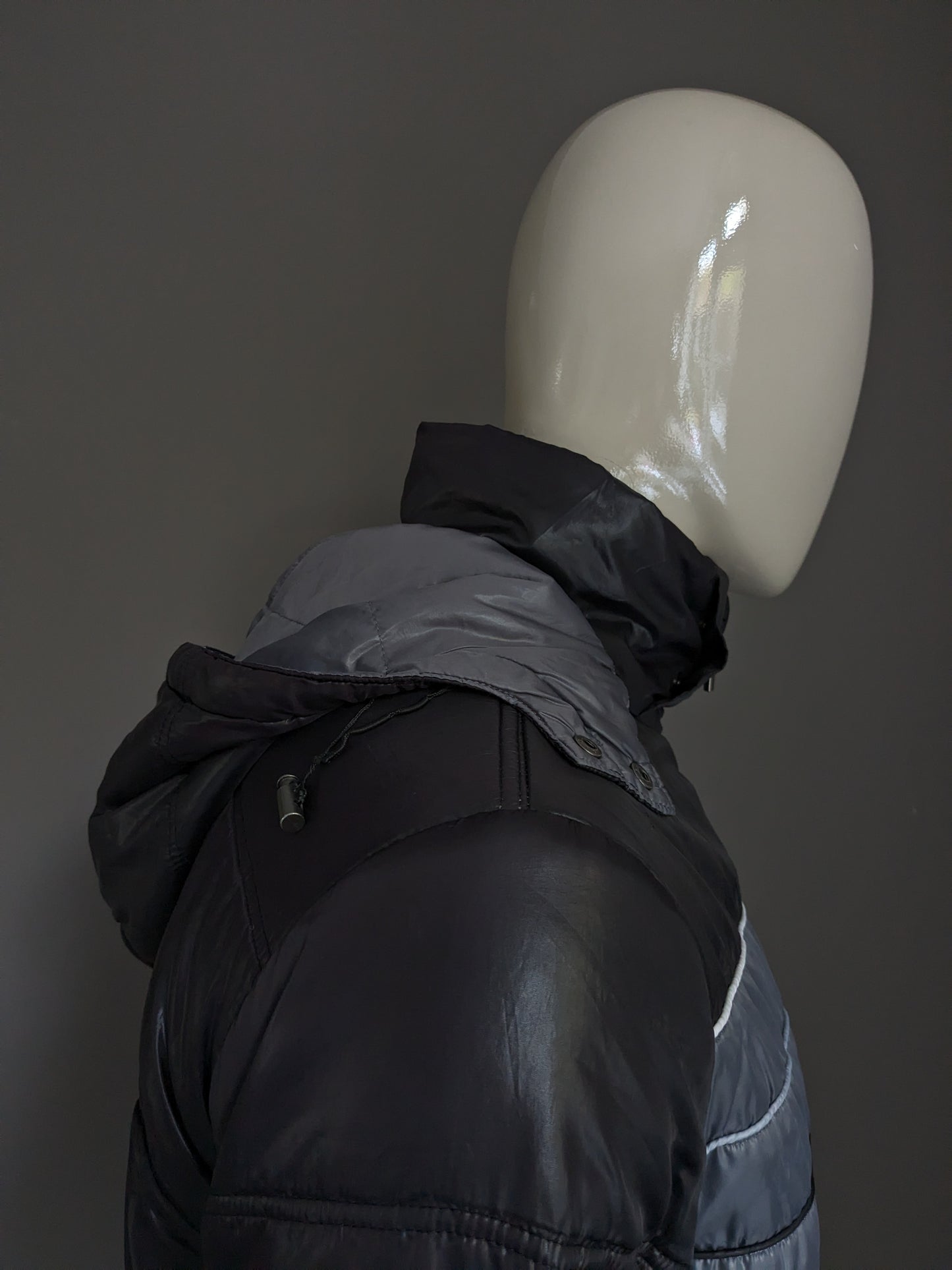 Le Coq Sportif studierte Winterjacke mit Abteilungshaube. Schwarz grau gefärbt. Größe M.