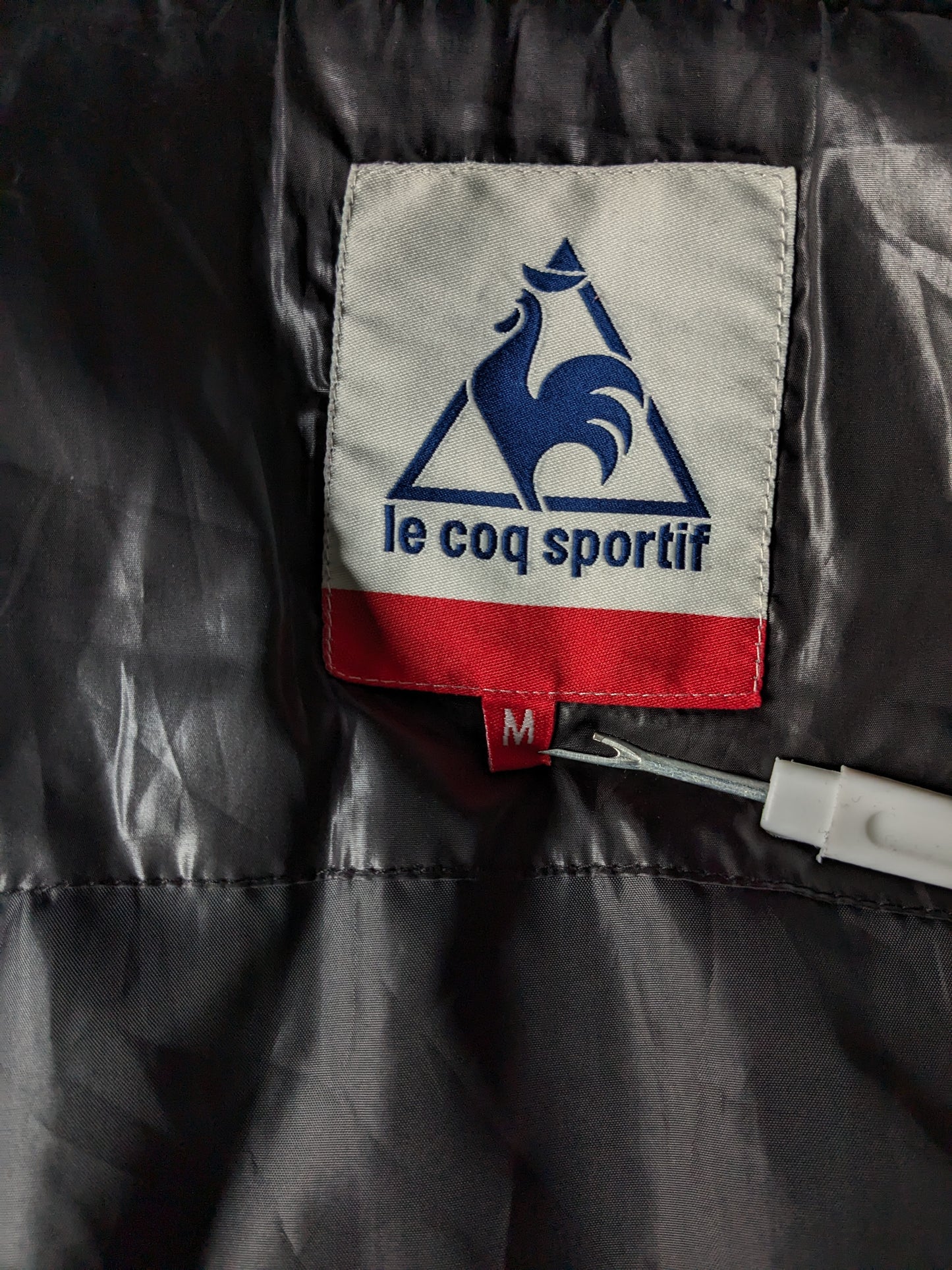 Le Coq Sportif Chaqueta de invierno acolchada con capucha del departamento. Color negro de color gris. Talla M.