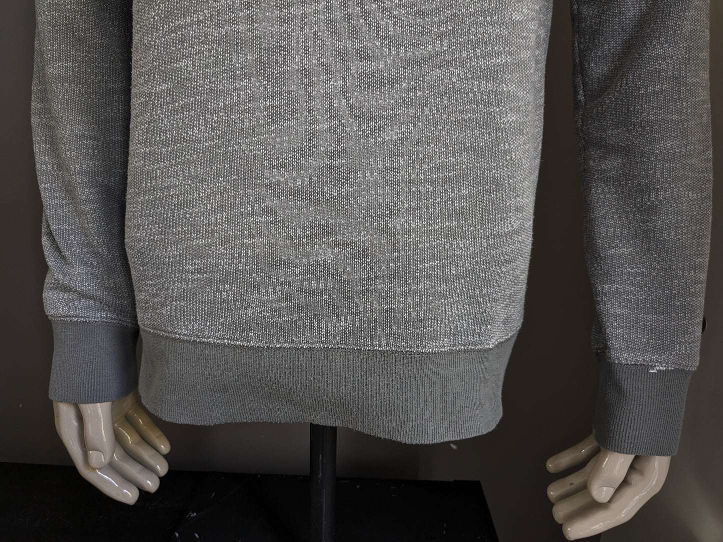 Suéter de espíritu con cuello de tortuga deportivo. Blanco gris mezclado. Talla L.