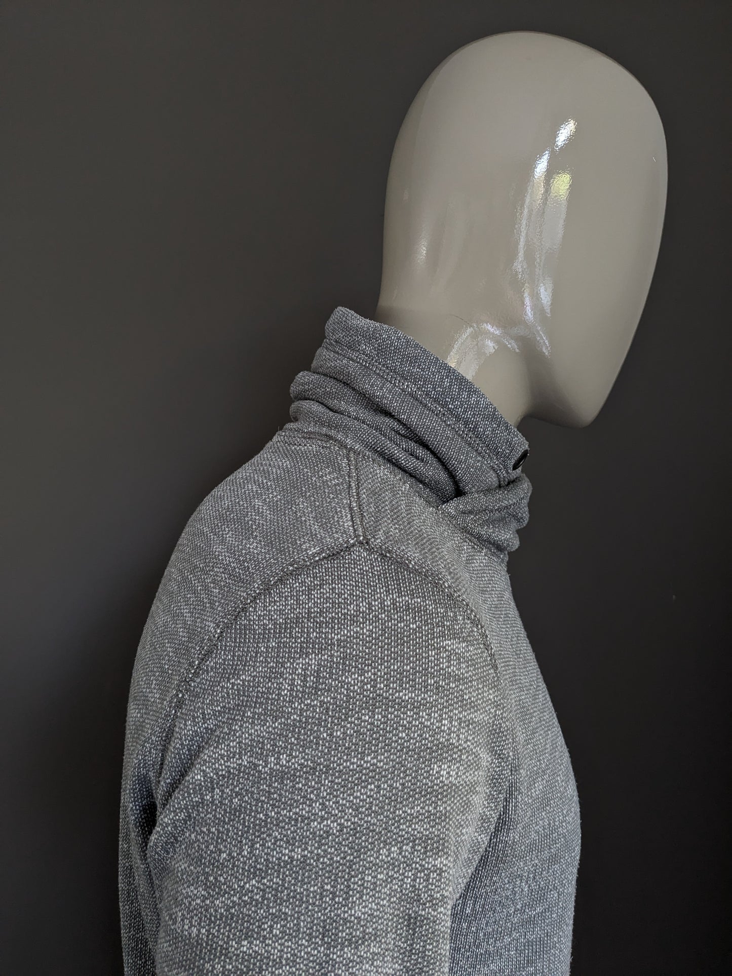 Suéter de espíritu con cuello de tortuga deportivo. Blanco gris mezclado. Talla L.
