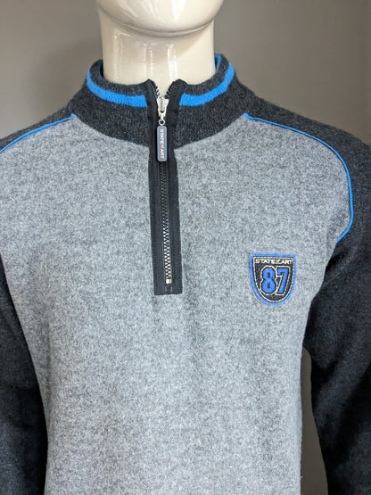 State of Art Wollpullover mit Reißverschluss. Graublau gefärbt. Größe L.