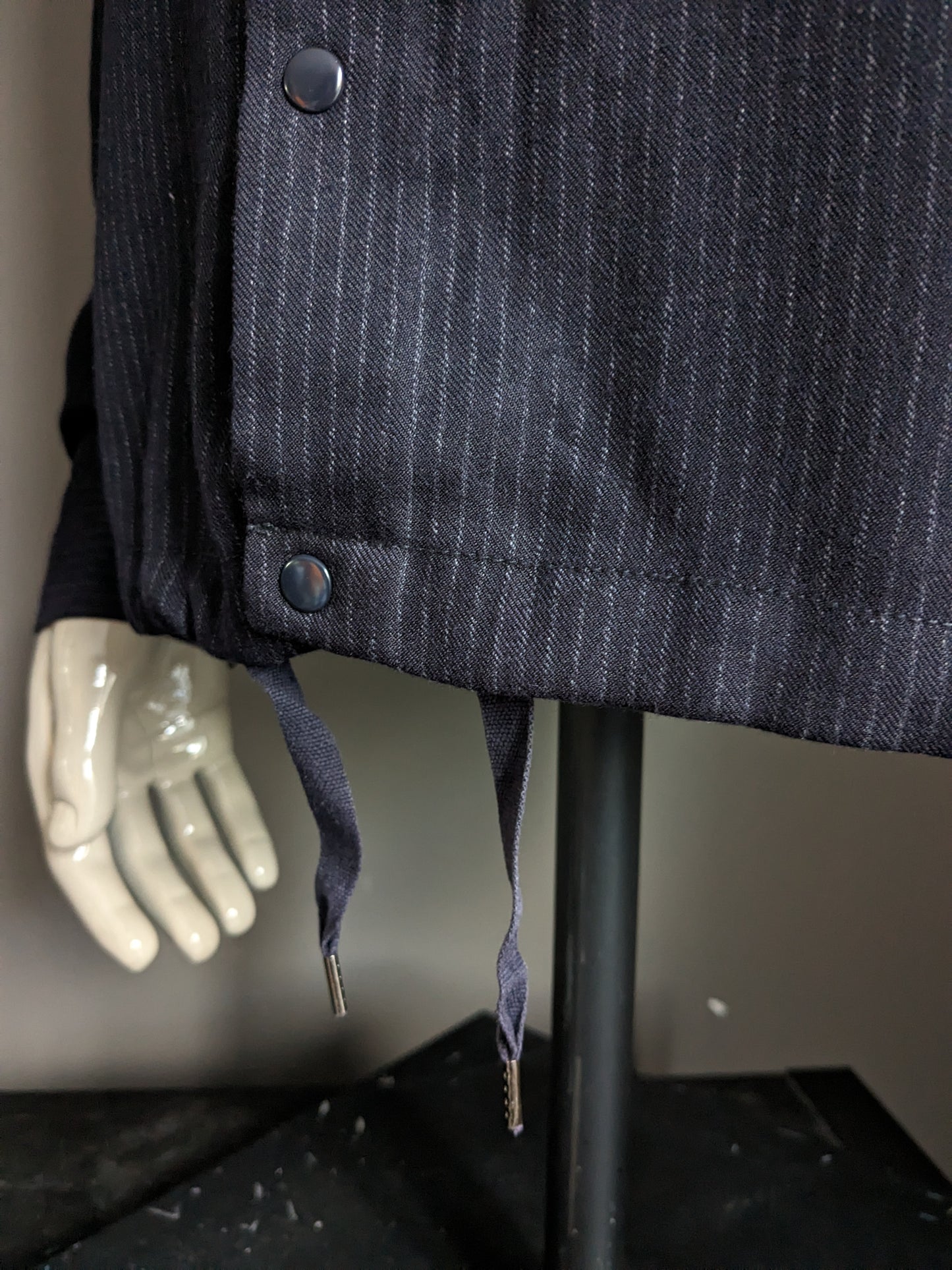 La chaqueta / camisa de la verdad con pernos de prensa. Blanco azul oscuro rayado. Talla M.