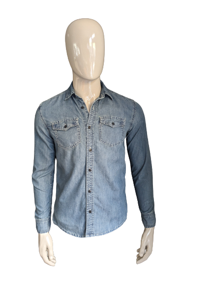 Nächstes Jeanshemd. Blau gefärbt. Größe S.