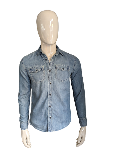 Nächstes Jeanshemd. Blau gefärbt. Größe S.
