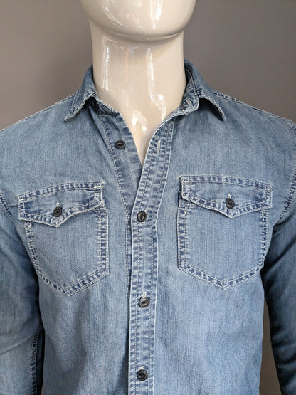 Nächstes Jeanshemd. Blau gefärbt. Größe S.
