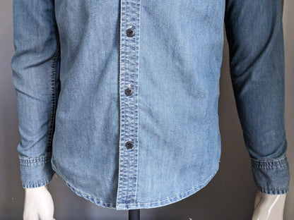 Nächstes Jeanshemd. Blau gefärbt. Größe S.