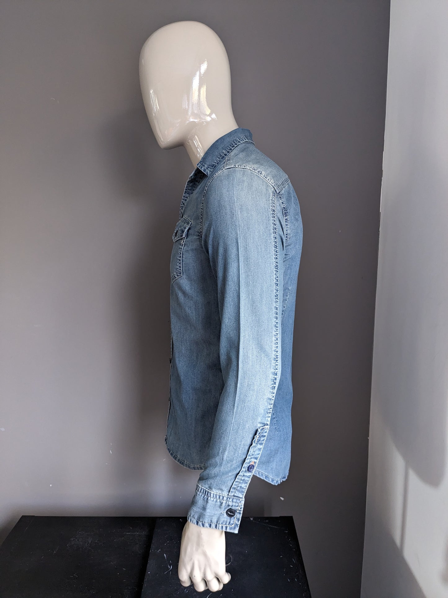 Camicia dei jeans successivi. Colorato blu. Taglia S.