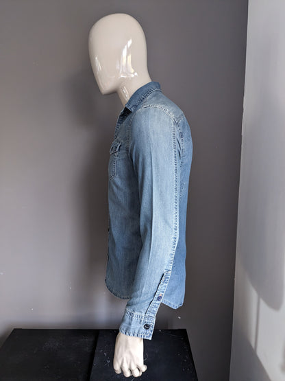 Nächstes Jeanshemd. Blau gefärbt. Größe S.