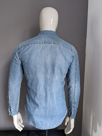 Nächstes Jeanshemd. Blau gefärbt. Größe S.