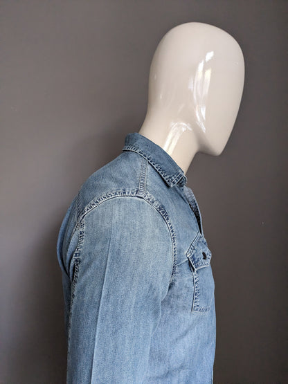 Nächstes Jeanshemd. Blau gefärbt. Größe S.