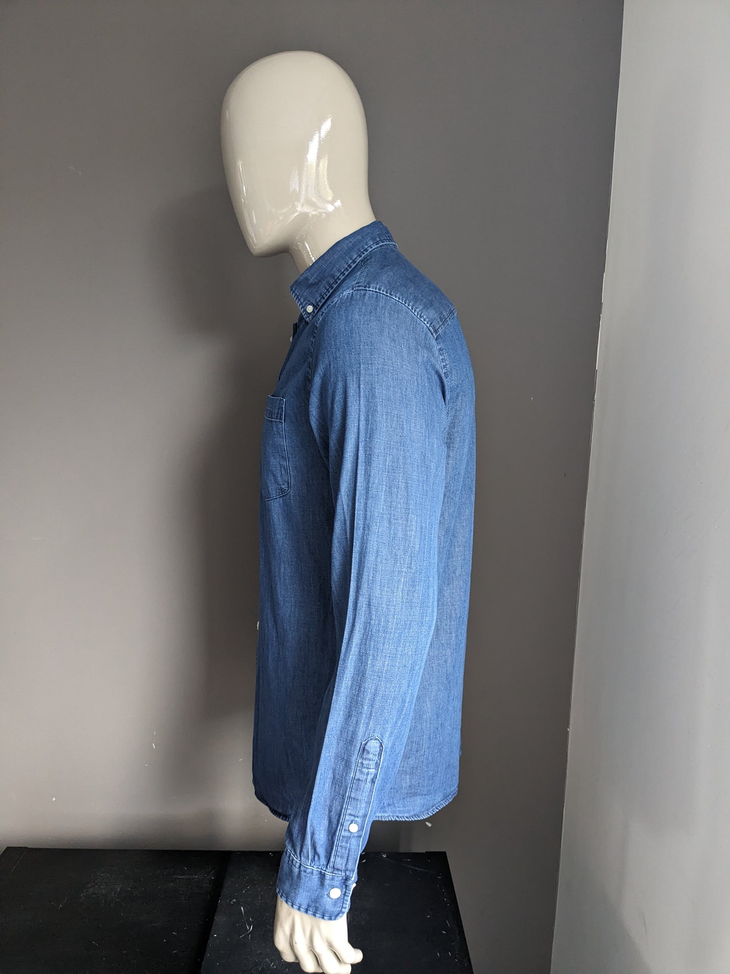 I jeans Homme selezionati sembrano camicia. Colorato blu. Taglia M. Fit regolare.
