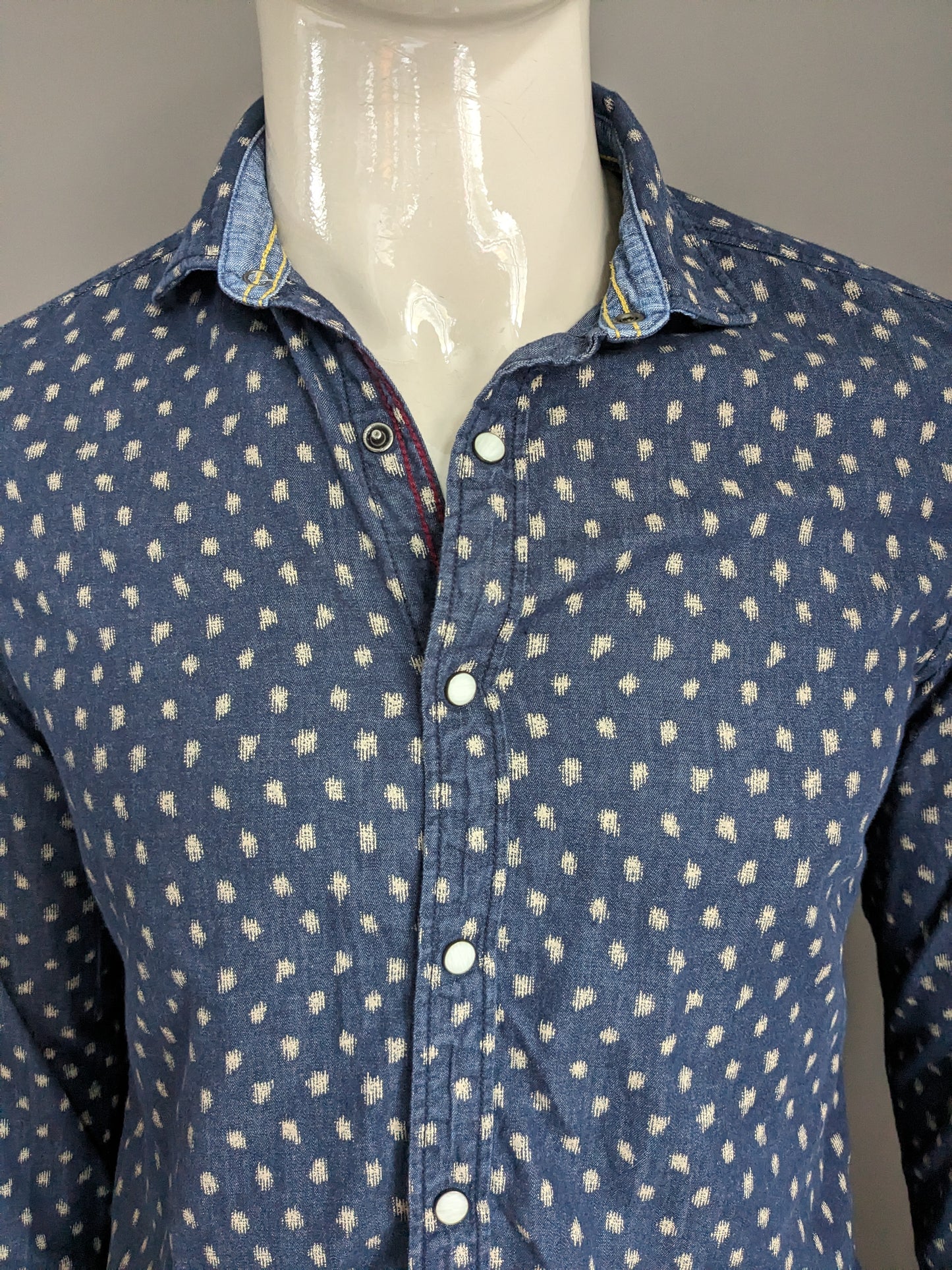 Shirt S.oliver avec goujons de presse. Impression bleu gris. Taille M. Slim