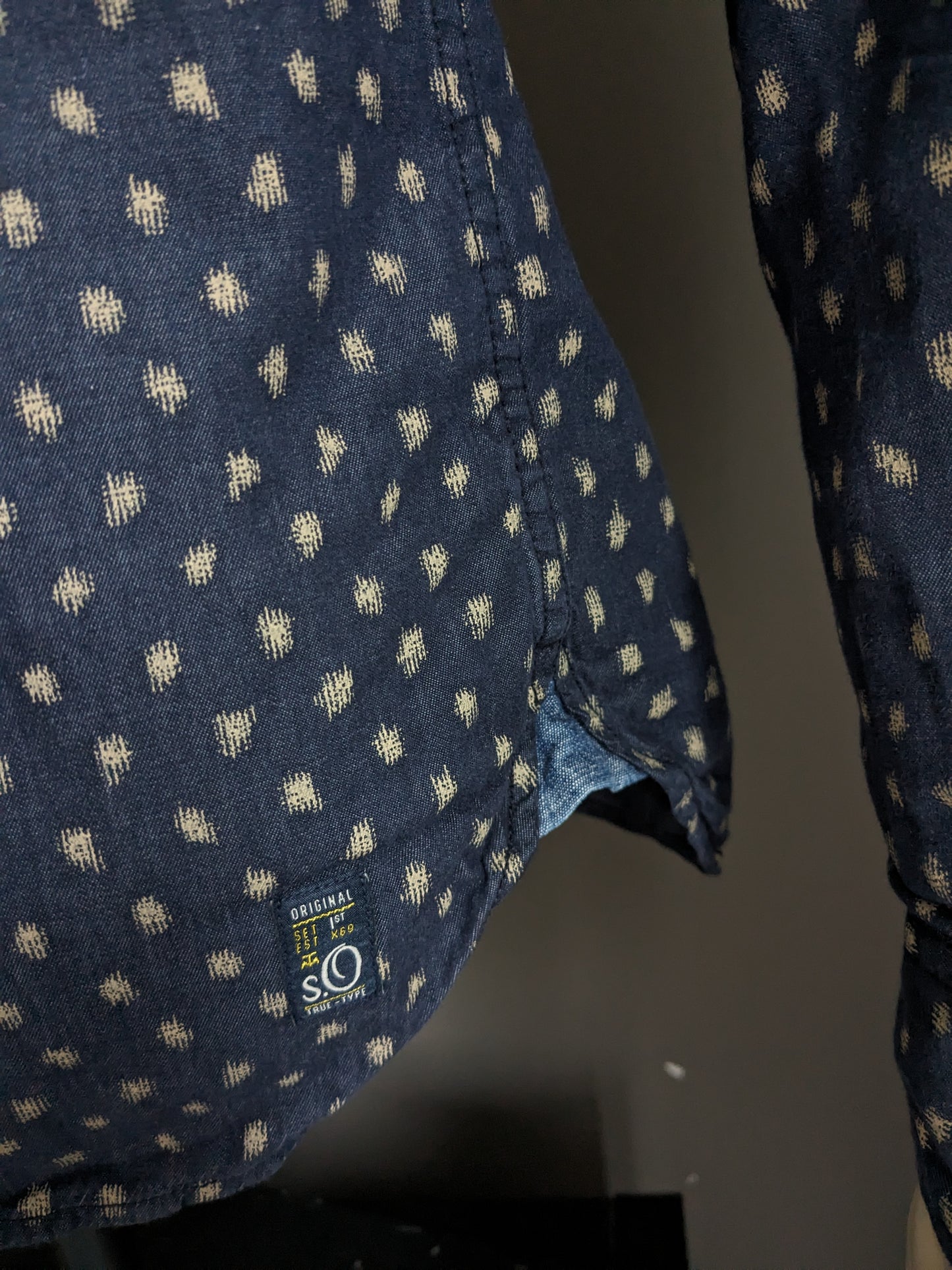 Shirt S.oliver avec goujons de presse. Impression bleu gris. Taille M. Slim