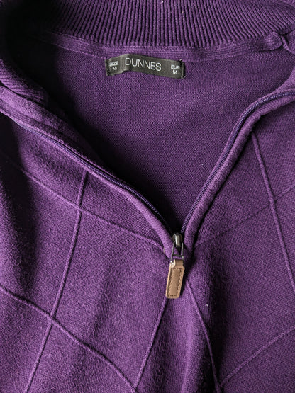 Pull Dunnes avec fermeture éclair. Violet avec motif tactile. Taille M.