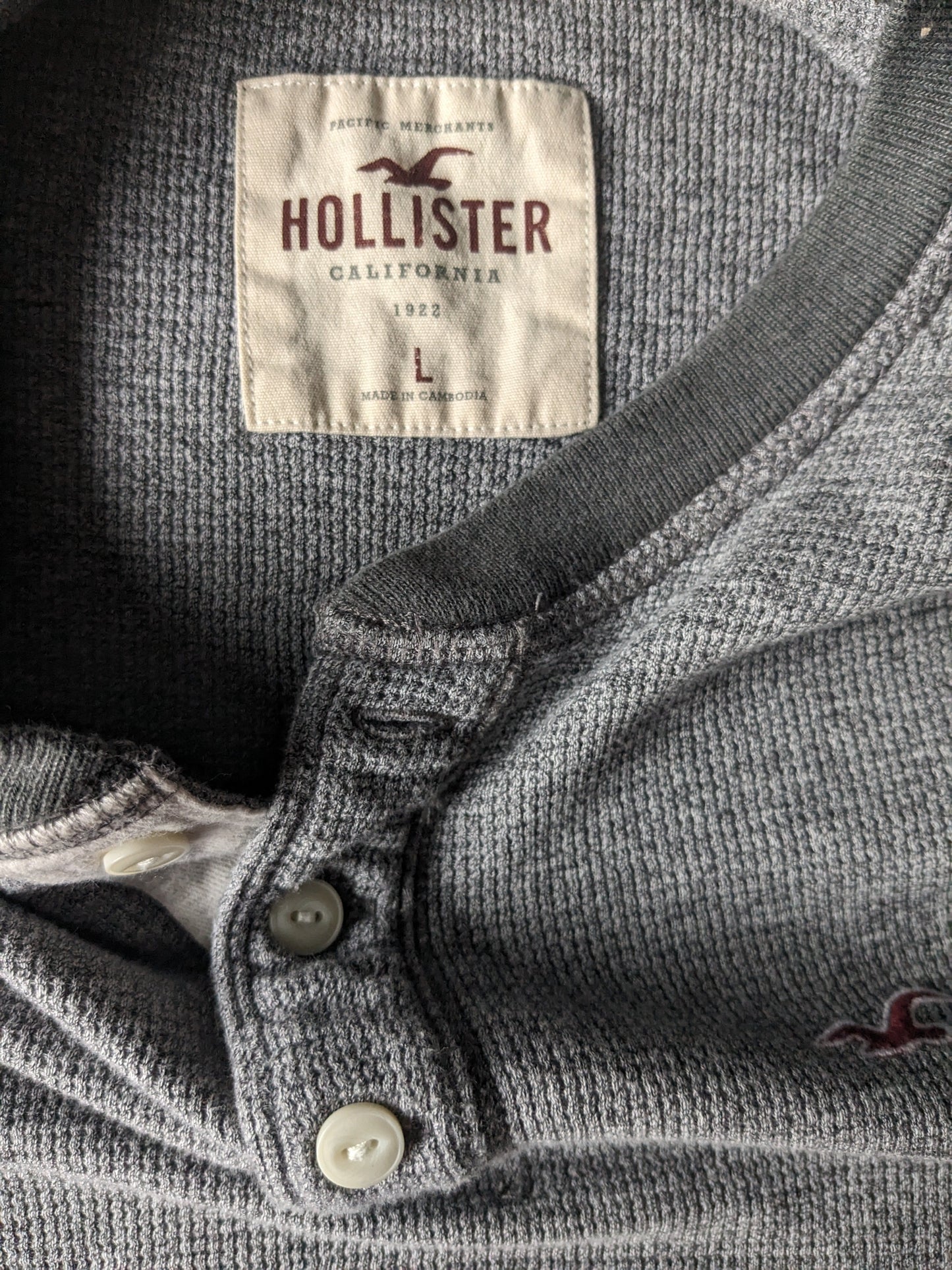 Hollister suéter delgado con botones. Gris mezclado. Talla L.