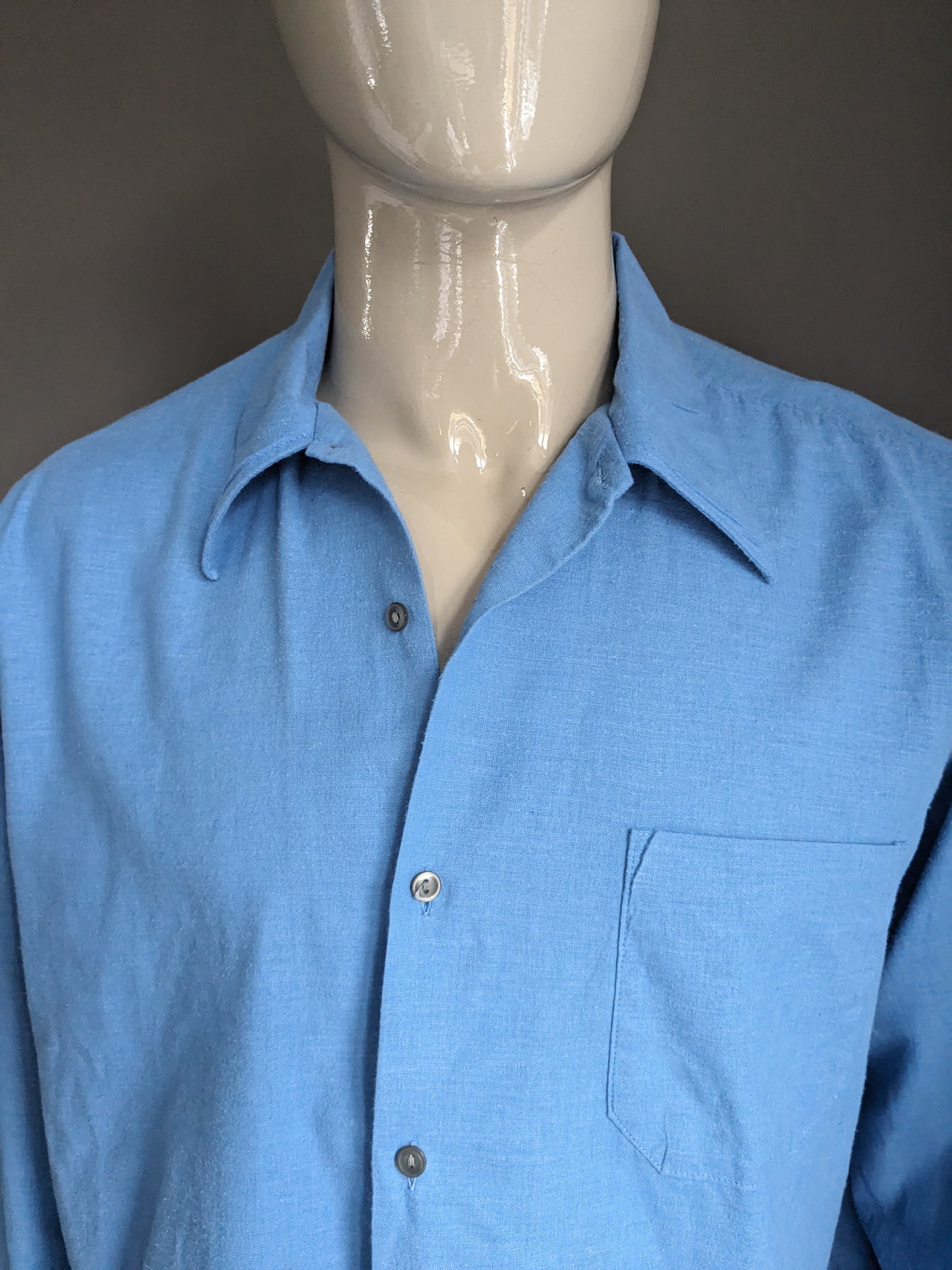 Camicia vintage degli anni '70 con colletto punto. Colorato blu. Dimensione 2xl / xxl.