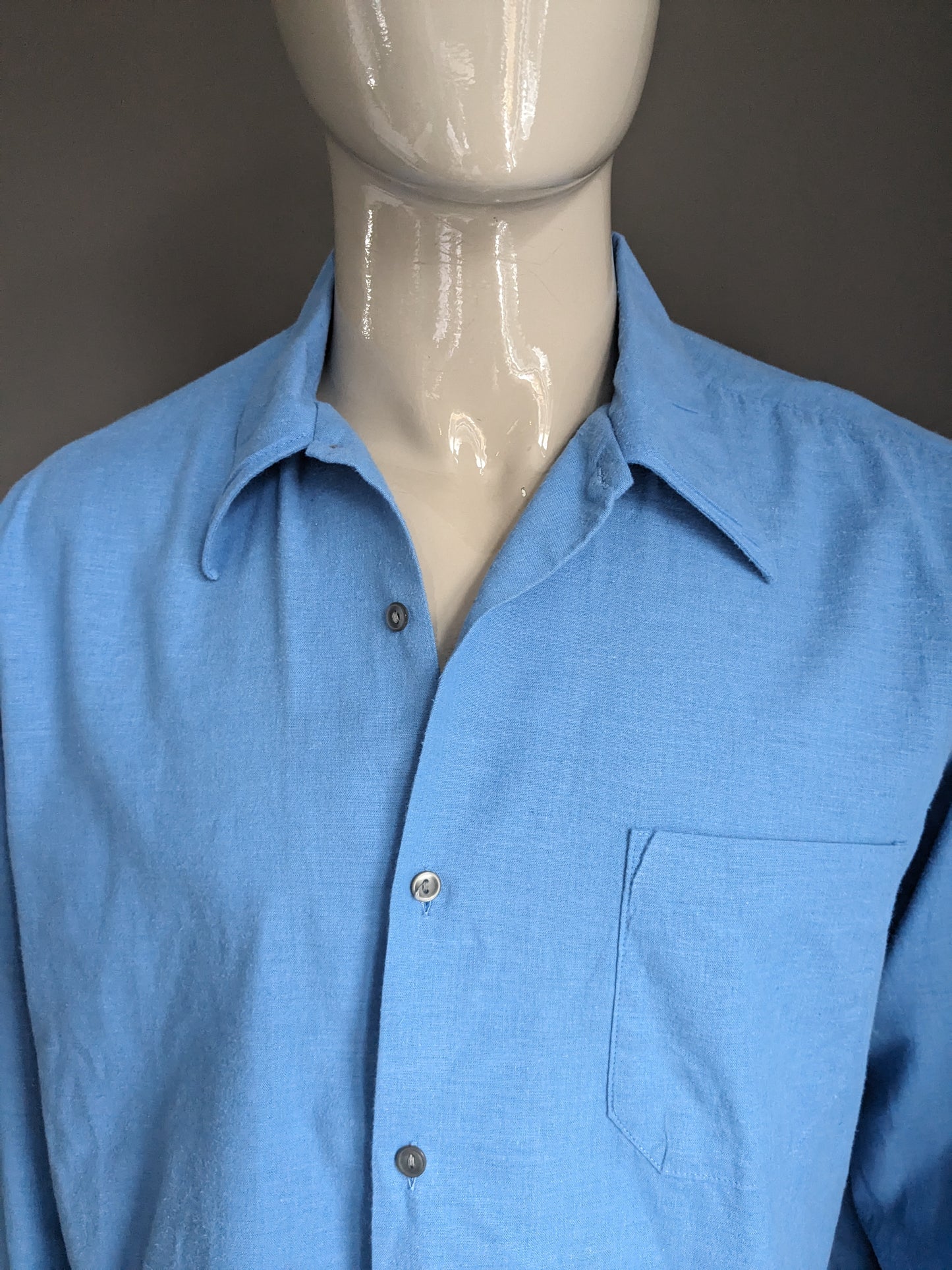 Vintage-Hemd aus den 70ern mit spitzem Kragen. Blau gefärbt. Größe 2XL / XXL.