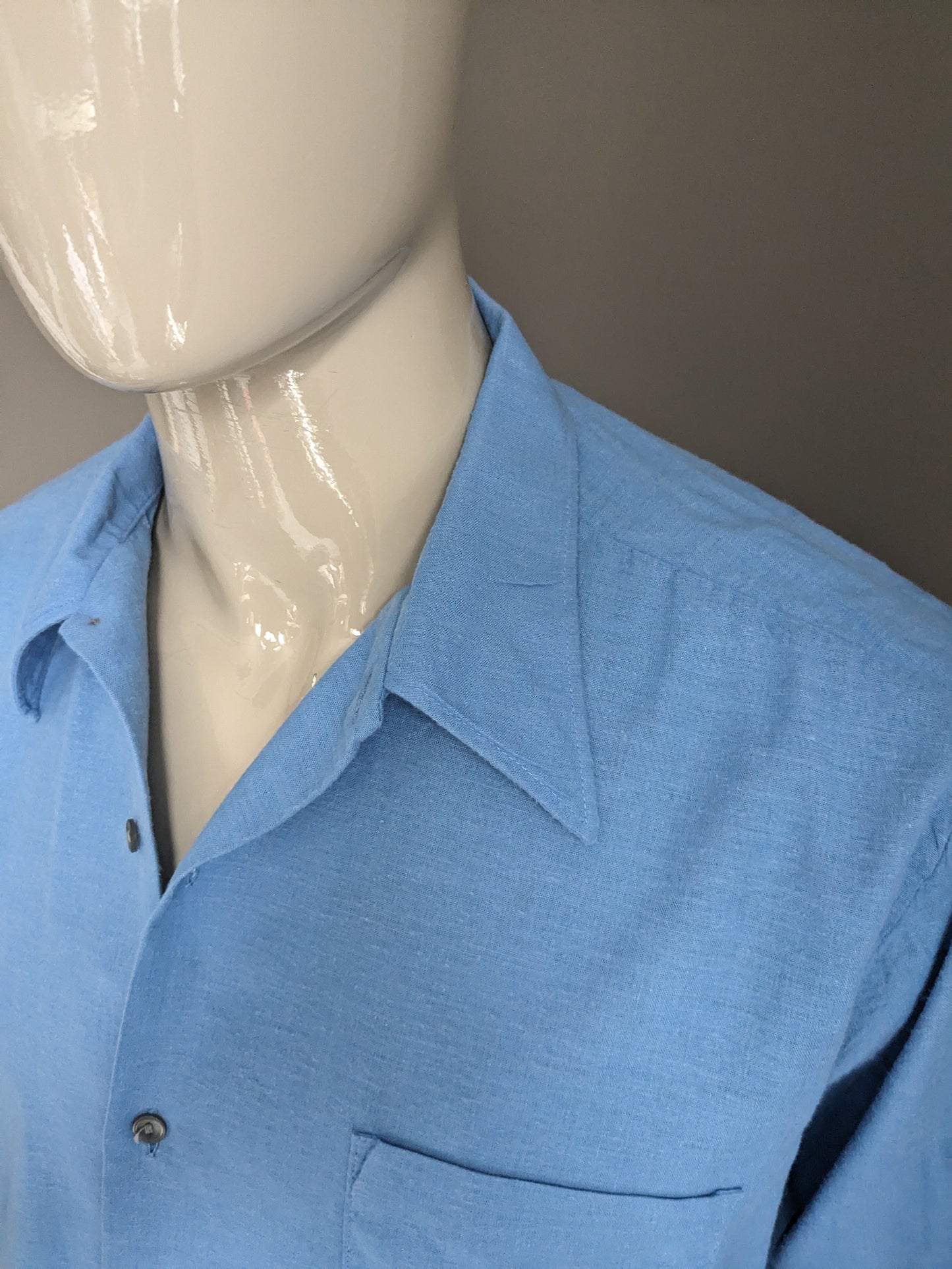 Vintage-Hemd aus den 70ern mit spitzem Kragen. Blau gefärbt. Größe 2XL / XXL.