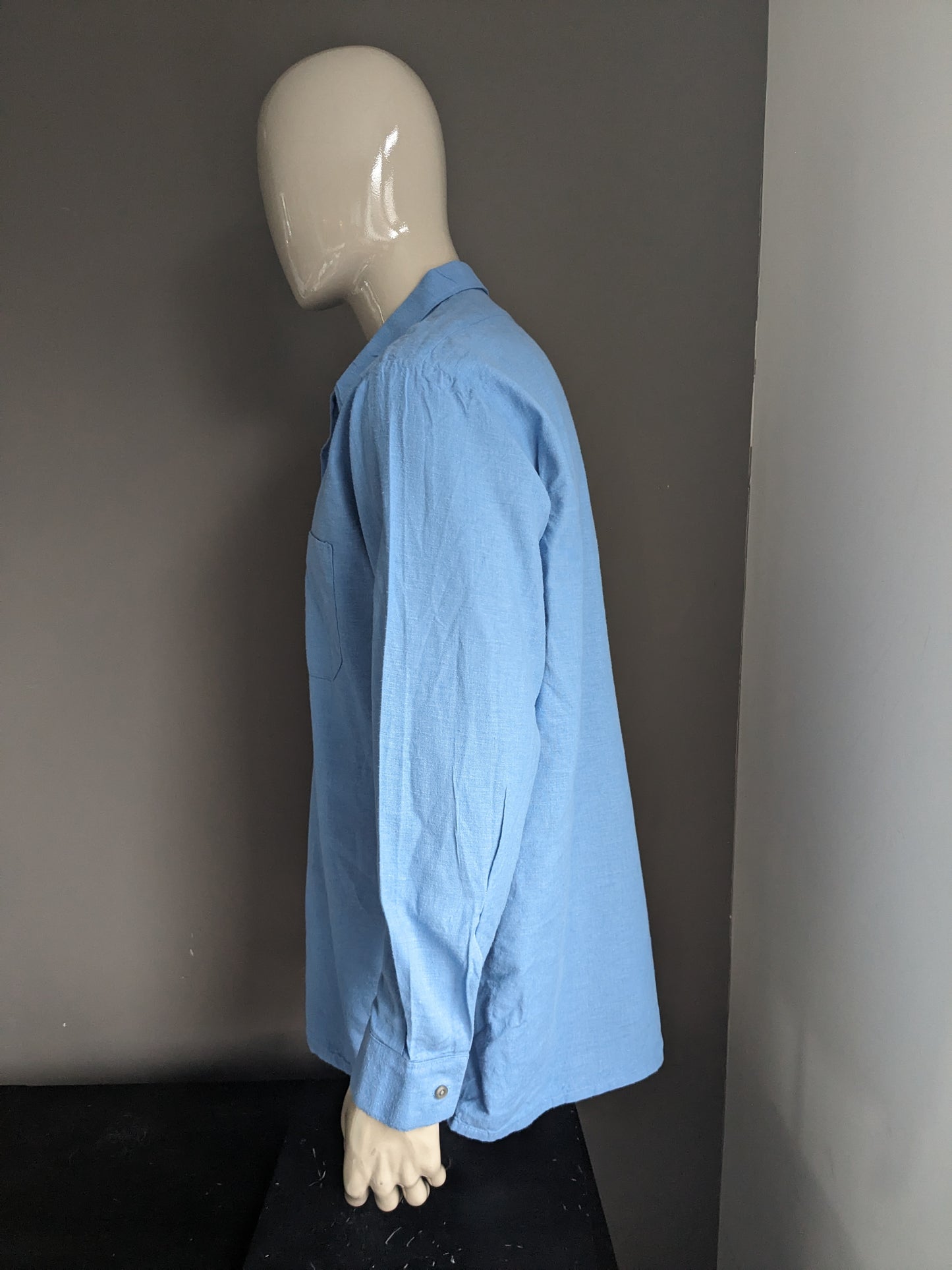 Vintage-Hemd aus den 70ern mit spitzem Kragen. Blau gefärbt. Größe 2XL / XXL.