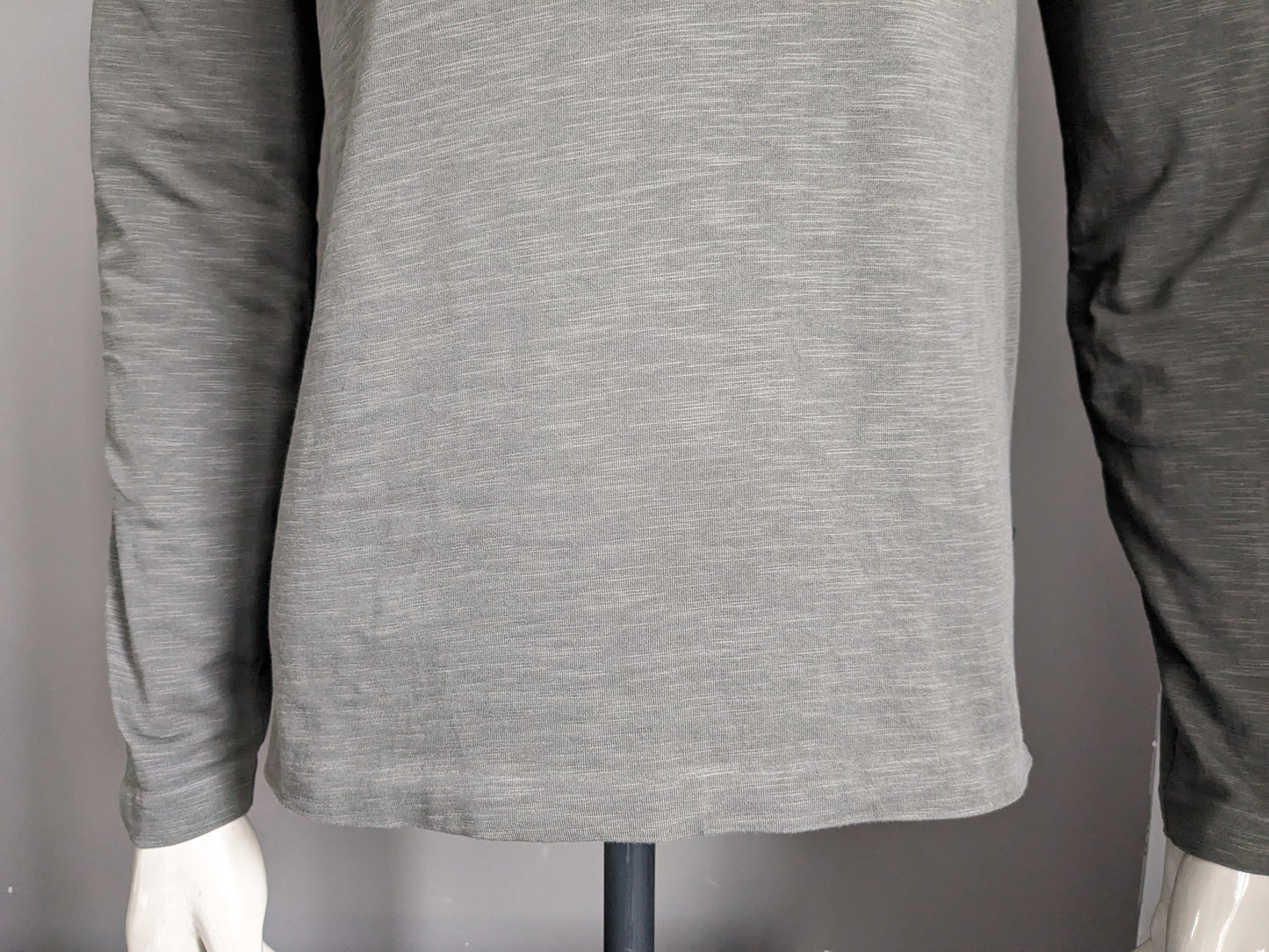 Boss Hugo Boss manches longues. Motif vert. Taille S. Coupe Slim.