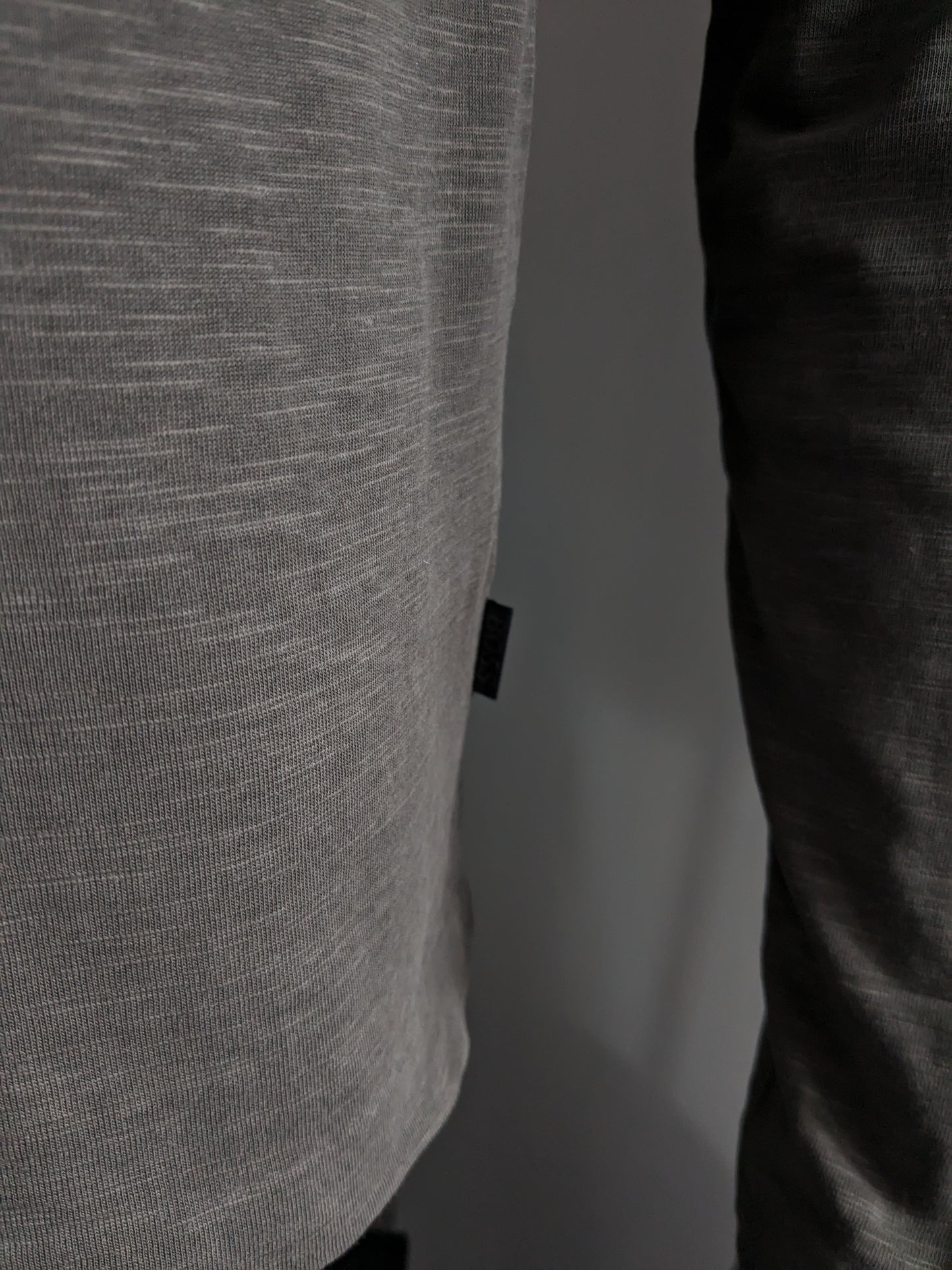 Boss Hugo Boss manches longues. Motif vert. Taille S. Coupe Slim.