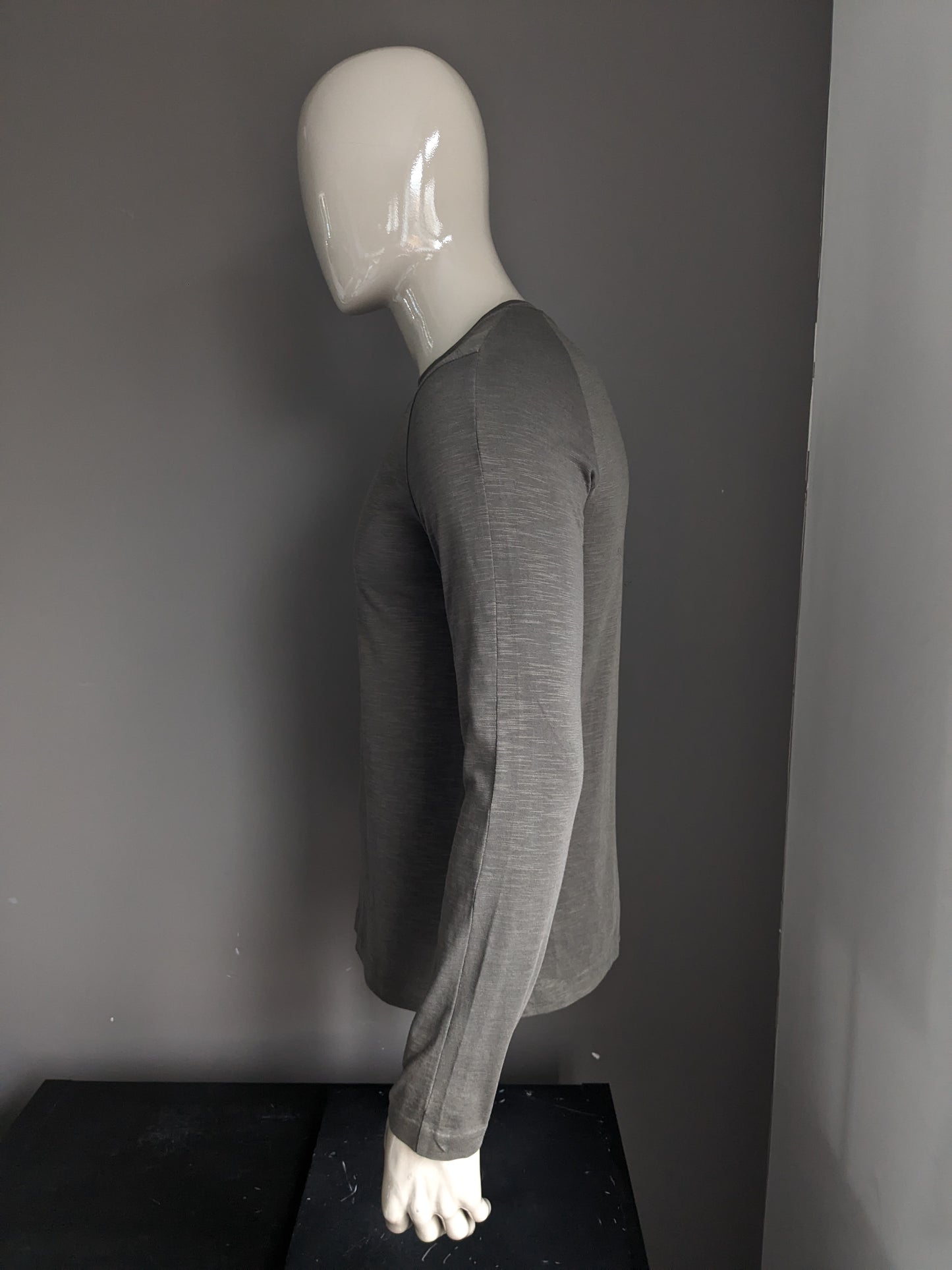 Boss Hugo Boss manches longues. Motif vert. Taille S. Coupe Slim.