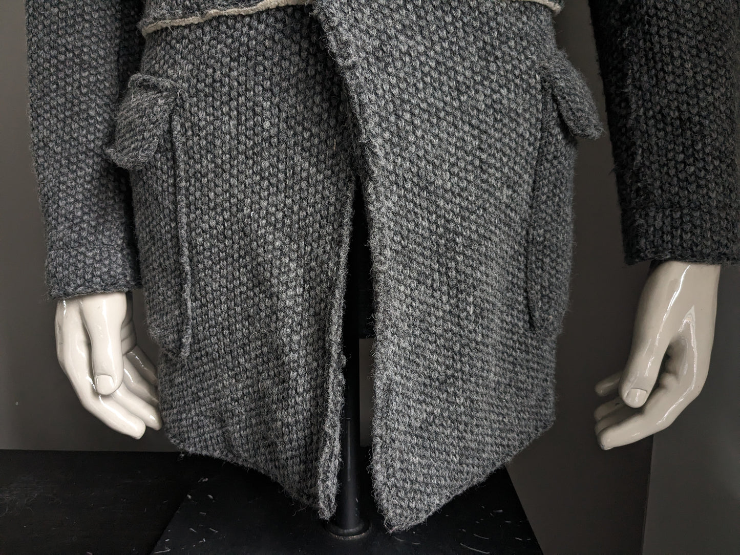 Hans Ubbink Wollen mantel / jas. Grijs voelbaar motief. Warm gevoerd. Maat 48 / M. 70% Wol.