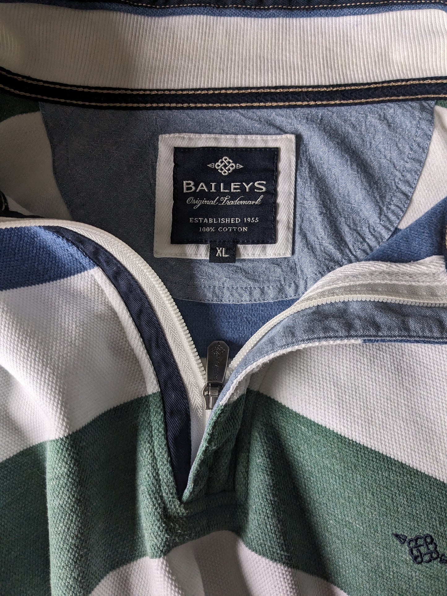 Pull Baileys avec fermeture éclair. Rayé bleu vert blanc. Taille XL.