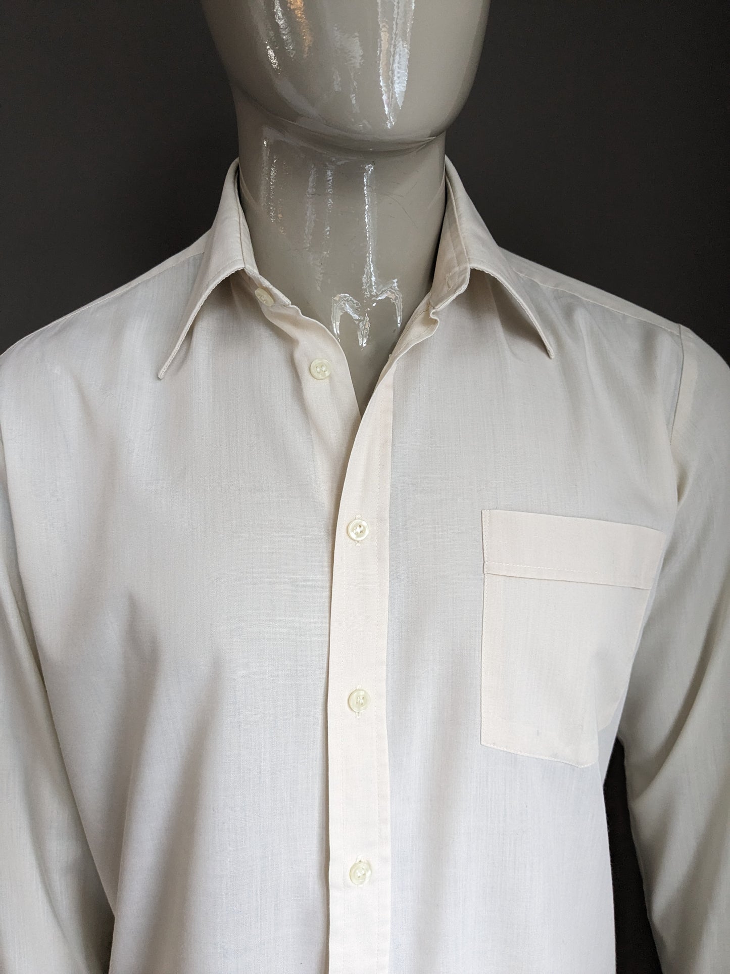 Vintage 70's shirt with point collar. Beige colored. Size XL.
