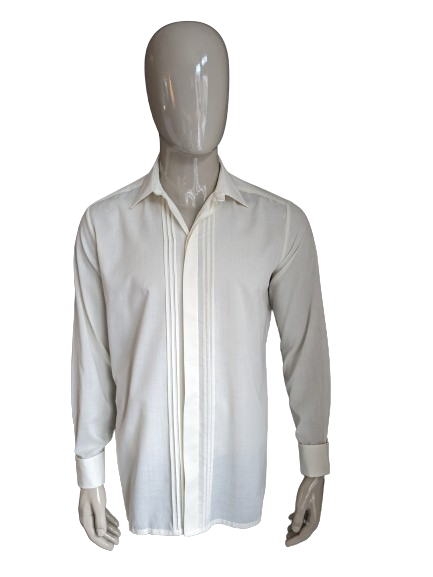 Vintage C&A Party Smoking Shirt. Beige colored. Type of cuff knot. Size L.