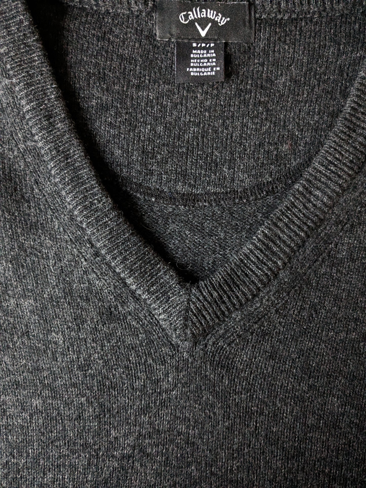 Callaway Woolen suéter con cuello en V. Gris oscuro mezclado. Tamaño S.