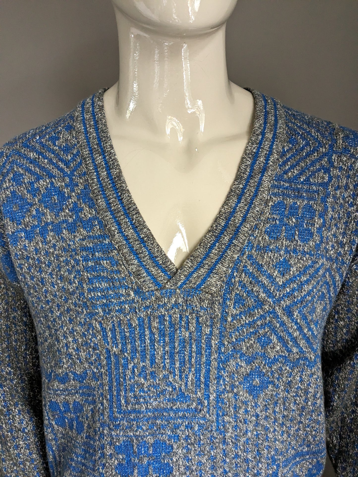 Suéter Vintage Massimo Dati con cuello en V. Color azul gris de color. Tamaño L. (35% de lana)