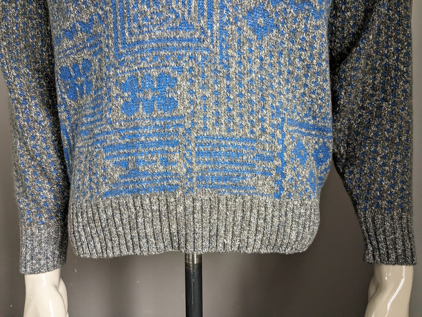 Pull vintage Massimo DATi avec col en V. Couleur bleu gris. Taille L. (35% de laine)