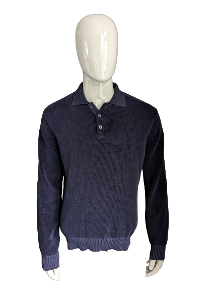 Pull polo flèche. De couleur bleu foncé. Taille L.