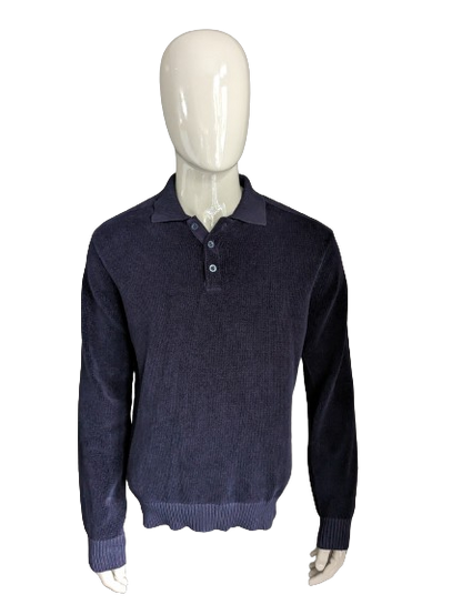 Pull polo flèche. De couleur bleu foncé. Taille L.