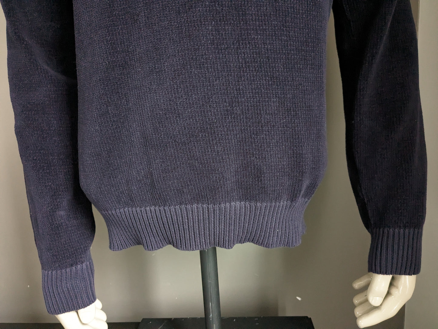 Pull polo flèche. De couleur bleu foncé. Taille L.