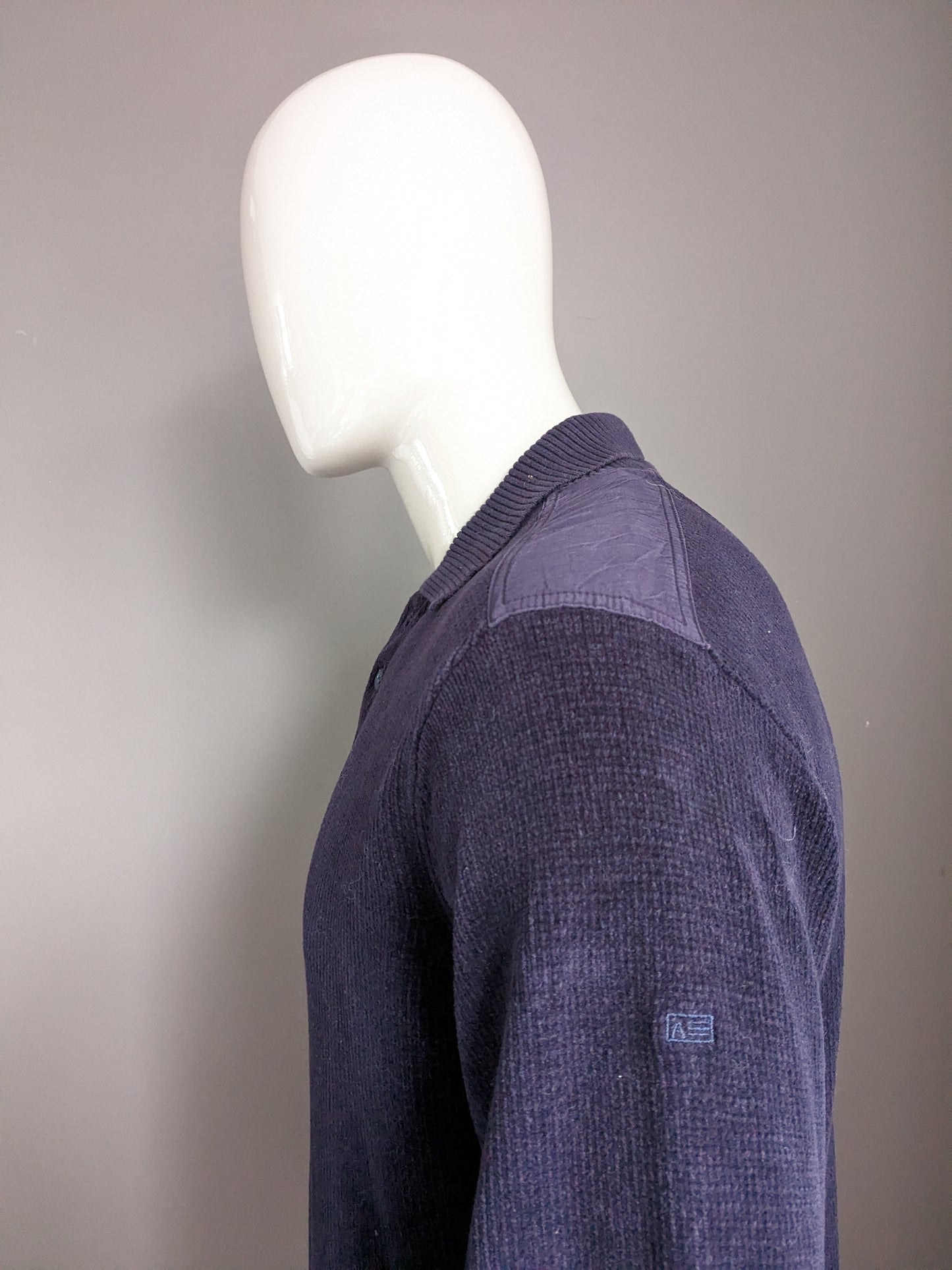 Pull polo flèche. De couleur bleu foncé. Taille L.