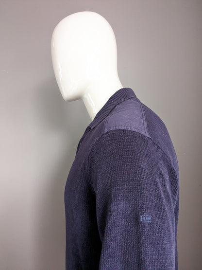 Pull polo flèche. De couleur bleu foncé. Taille L.