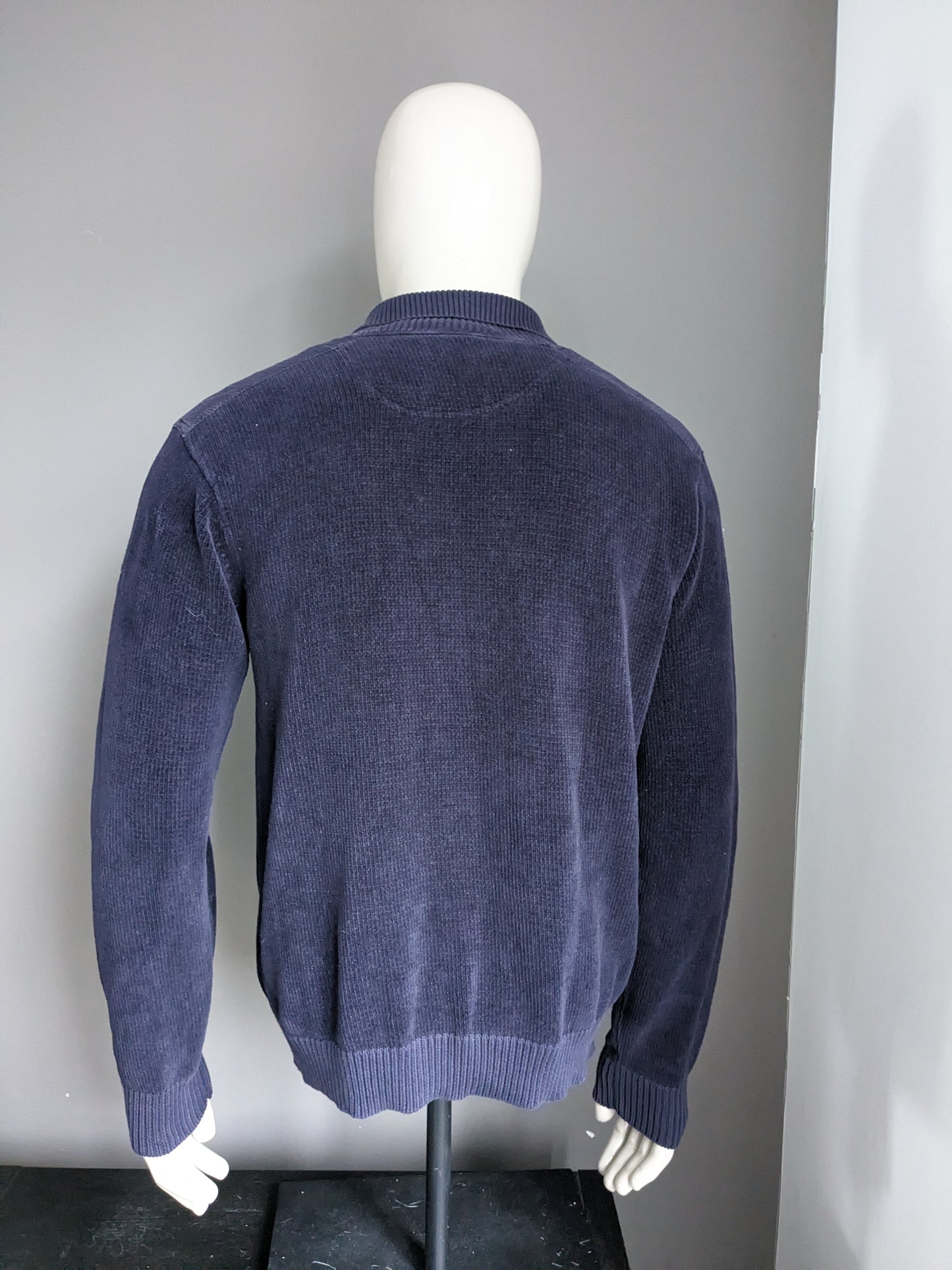 Pull polo flèche. De couleur bleu foncé. Taille L.