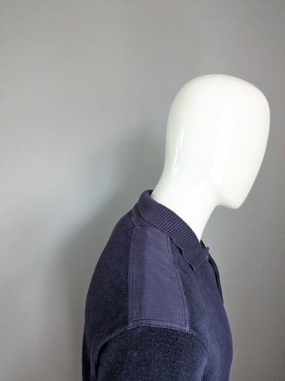Pull polo flèche. De couleur bleu foncé. Taille L.