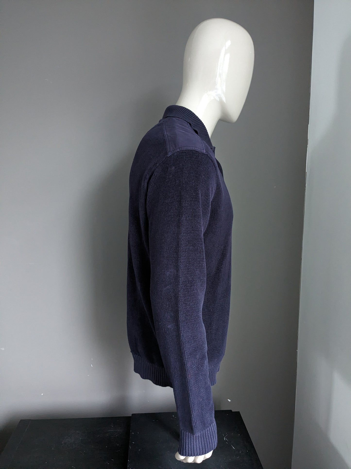 Pull polo flèche. De couleur bleu foncé. Taille L.