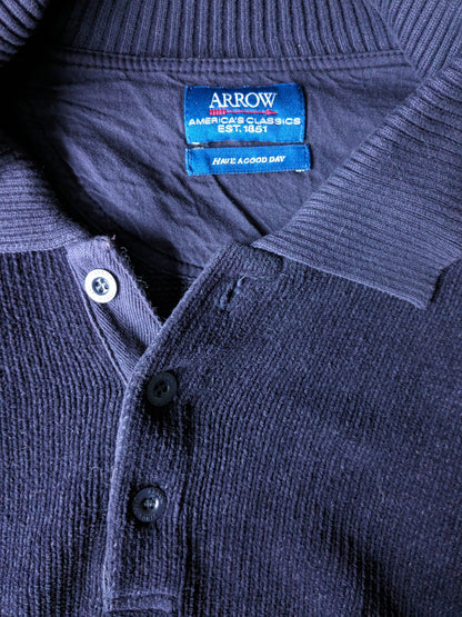 Pull polo flèche. De couleur bleu foncé. Taille L.