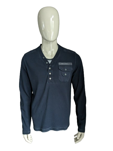 PME Legend dunne trui met knoopjes. Donker Blauw gekleurd. Maat L.