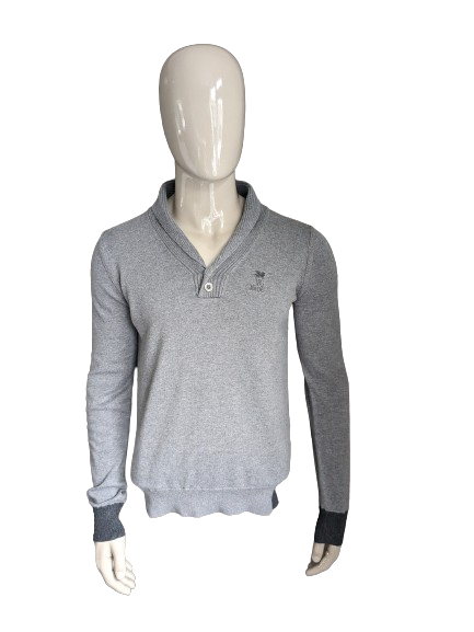 Vanguard -Pullover mit sportlichem Kragen und Knöpfen. Grau gemischt. Größe M.