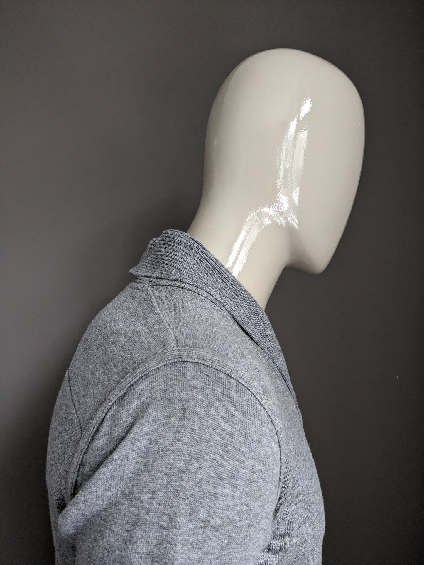 Vanguard -Pullover mit sportlichem Kragen und Knöpfen. Grau gemischt. Größe M.