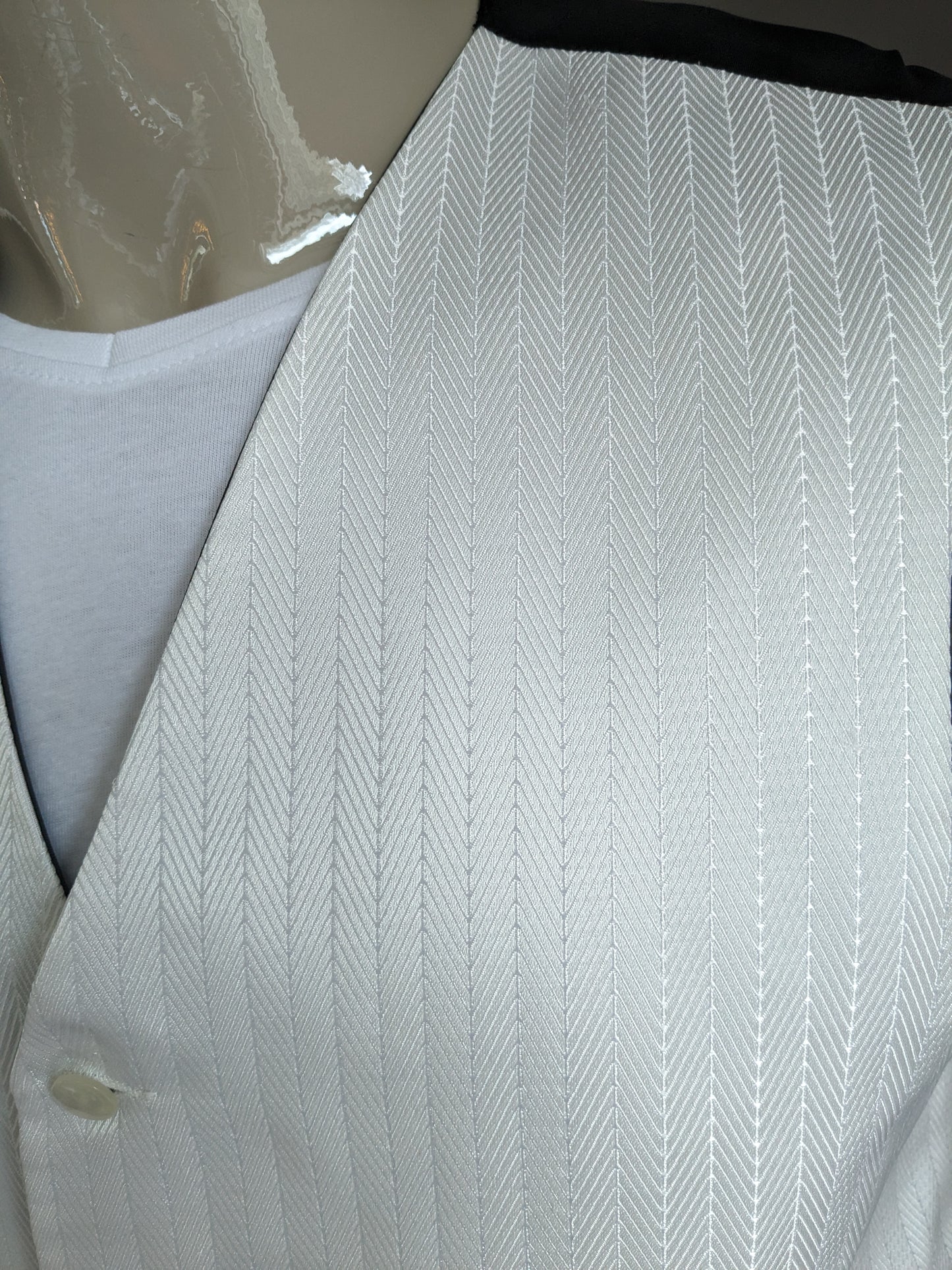 FH Gilet. Beige glanzend gestreept motief. Maat L.