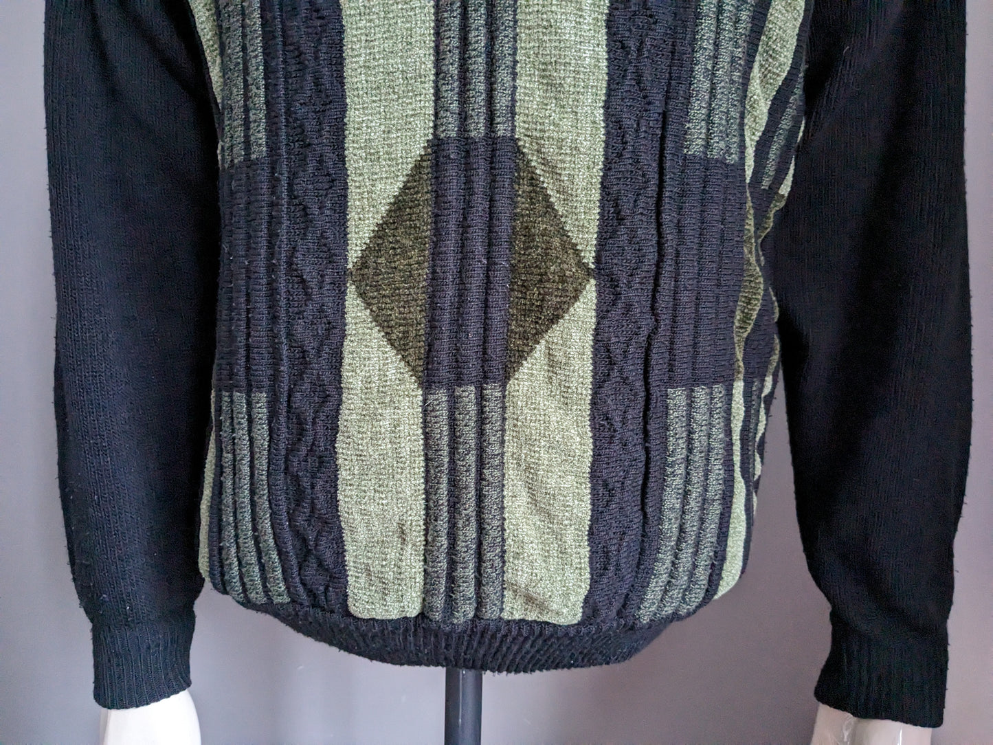 Pull en laine vintage avec col en V. Couleur verte noire. Taille L.
