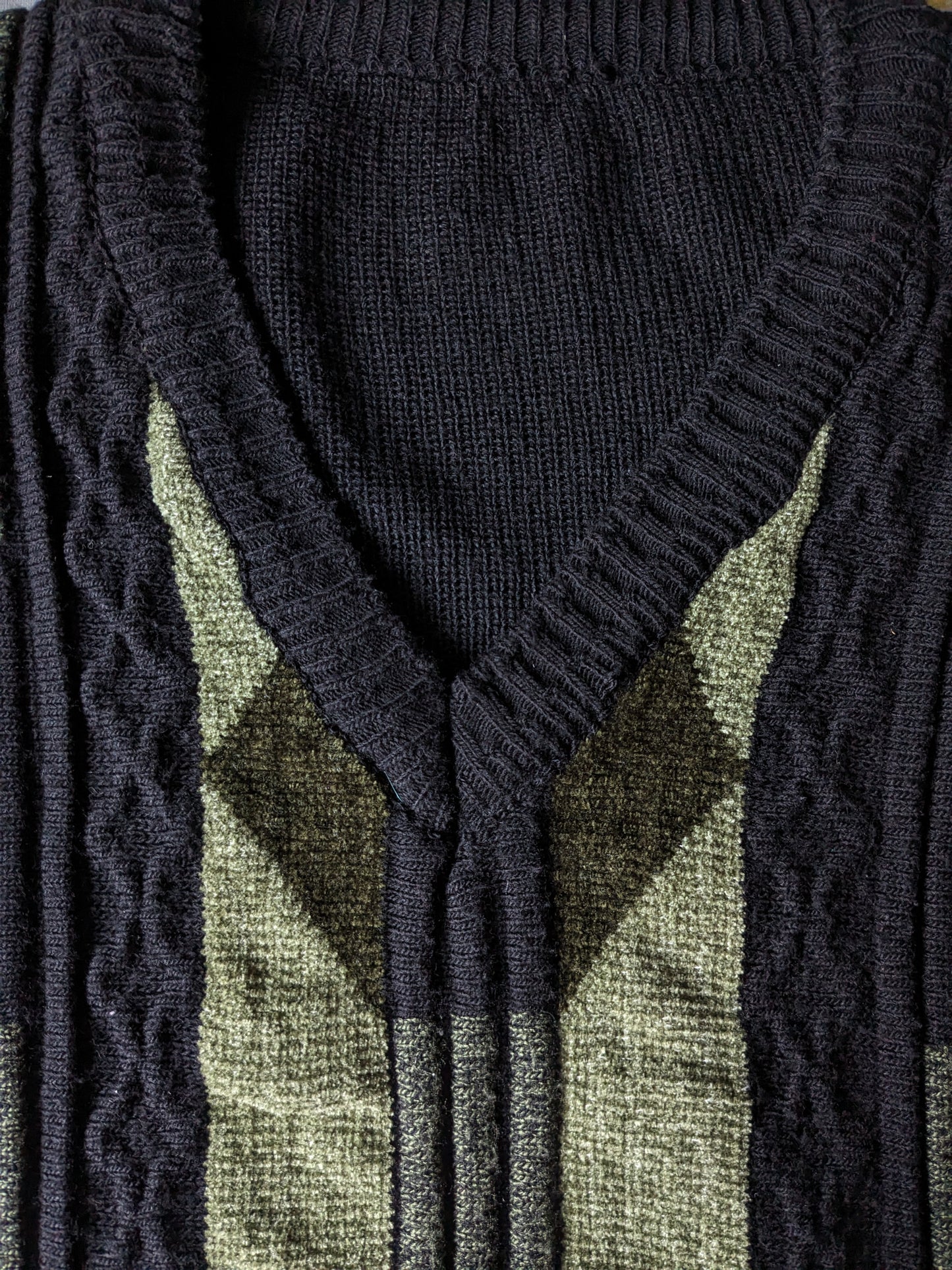 Vintage Wollpullover mit V-Ausschnitt. Schwarzgrün gefärbt. Größe L.